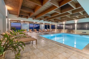 Indendørs pool, åben fra kl. 10.00 til kl. 21.00, liggestole