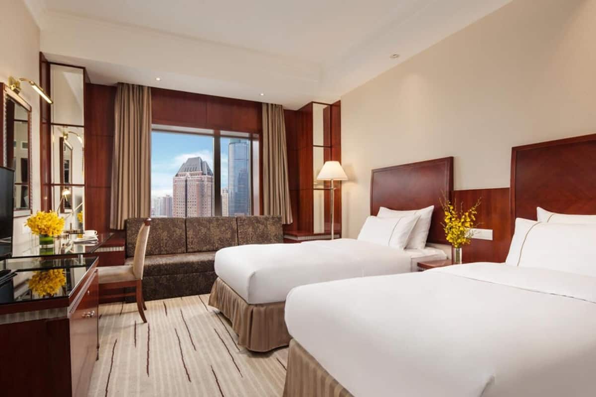 Superior Twin Room | Bar mini, peti besi dalam bilik, meja, langsir/tirai gelap terus