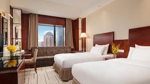 Superior Twin Room | Bar mini, peti besi dalam bilik, meja, langsir/tirai gelap terus