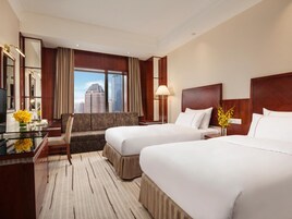 Habitación superior con 2 camas individuales | Minibar, caja fuerte, escritorio y cortinas opacas