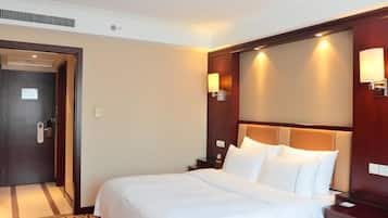 Familjerum | Minibar, värdeförvaringsskåp på rummet och skrivbord