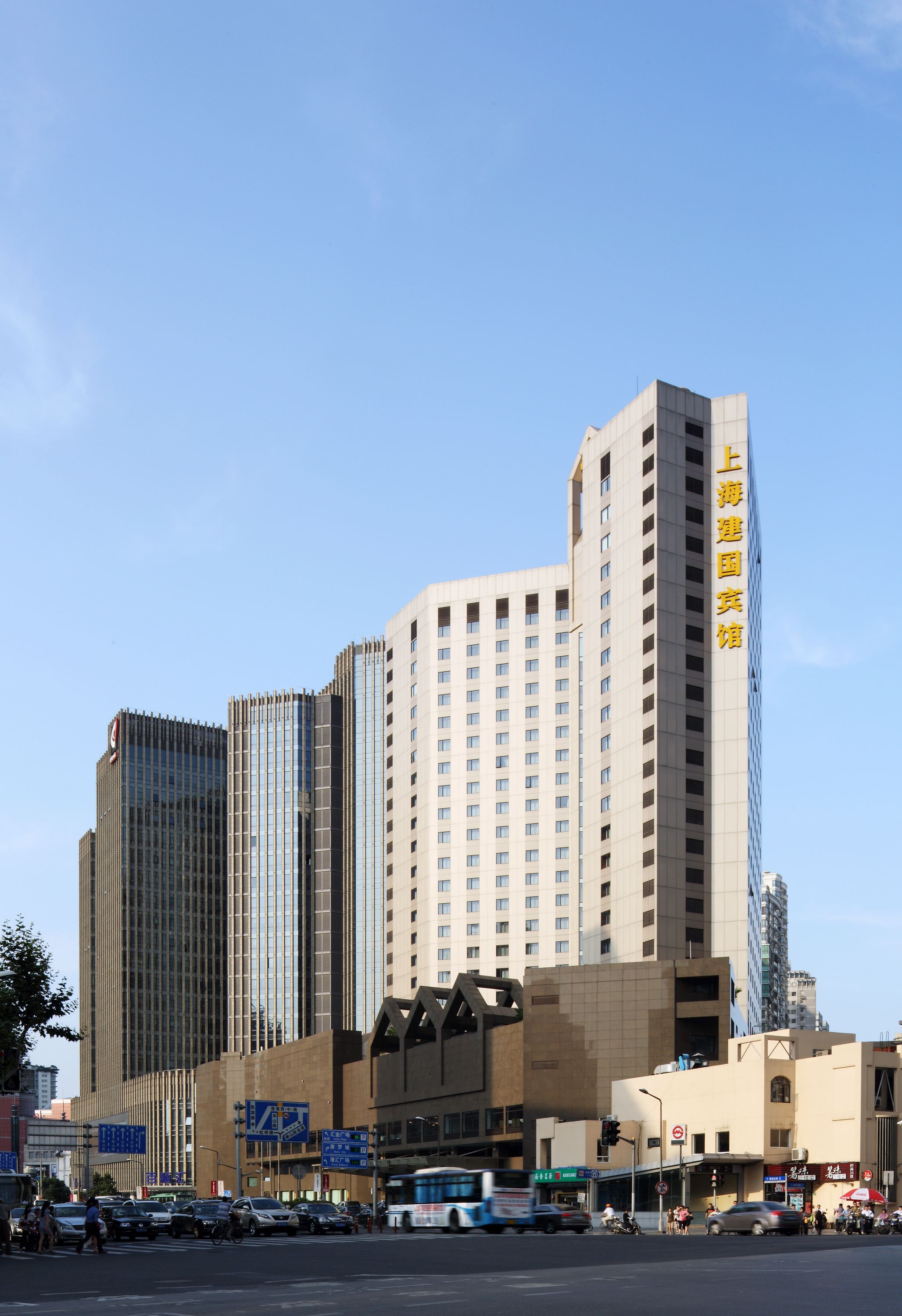 Un grand immeuble d’hôtel, doté de nombreux étages et d’une architecture moderne.