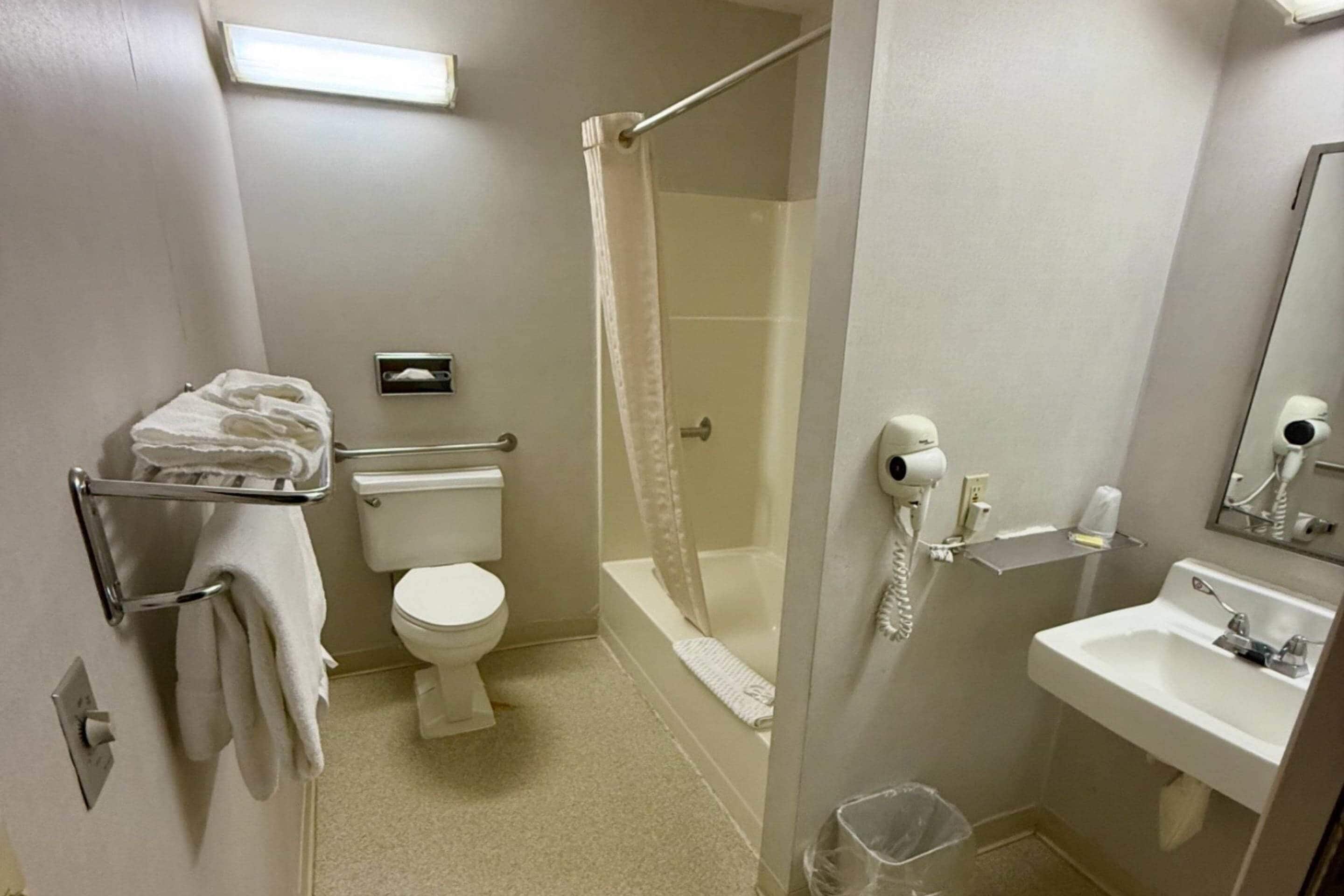 Un baño con inodoro, ducha y lavabo.