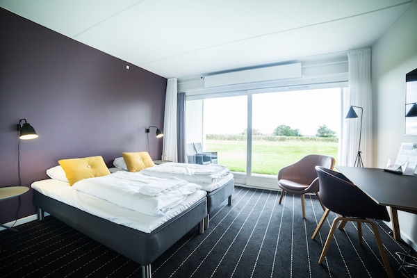 Familierom | Sengetøy av topp kvalitet, skrivebord og blendingsgardiner