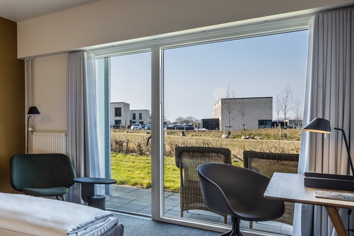 standard room, partial sea view | 1 bedroom, premium bedding, desk, blackout curtains