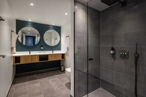 Suite – junior, terrasse | Bad | Miljøvennlige toalettsaker, hårføner og håndklær