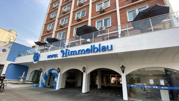 A hotel named 'Himmelblau' with a modern facade, multiple balconies, and a clear entrance. - Hotel Himmelblau (Blumenau)