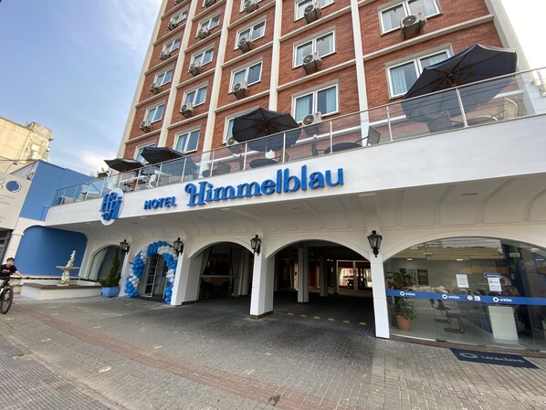 A hotel named 'Himmelblau' with a modern facade, multiple balconies, and a clear entrance. - Hotel Himmelblau (Blumenau)