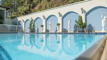 Piscine extérieure, chaises longues