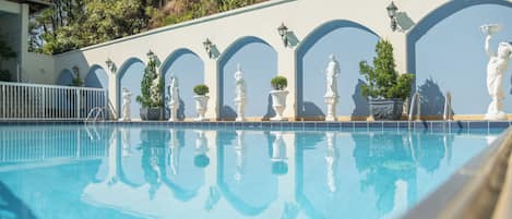 Piscina all'aperto, lettini