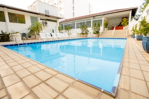 Piscine extérieure, chaises longues