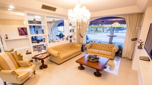 A spacious living room with a large sofa, a smaller sofa, a coffee table, and a bookshelf. - Hotel Himmelblau (Blumenau)