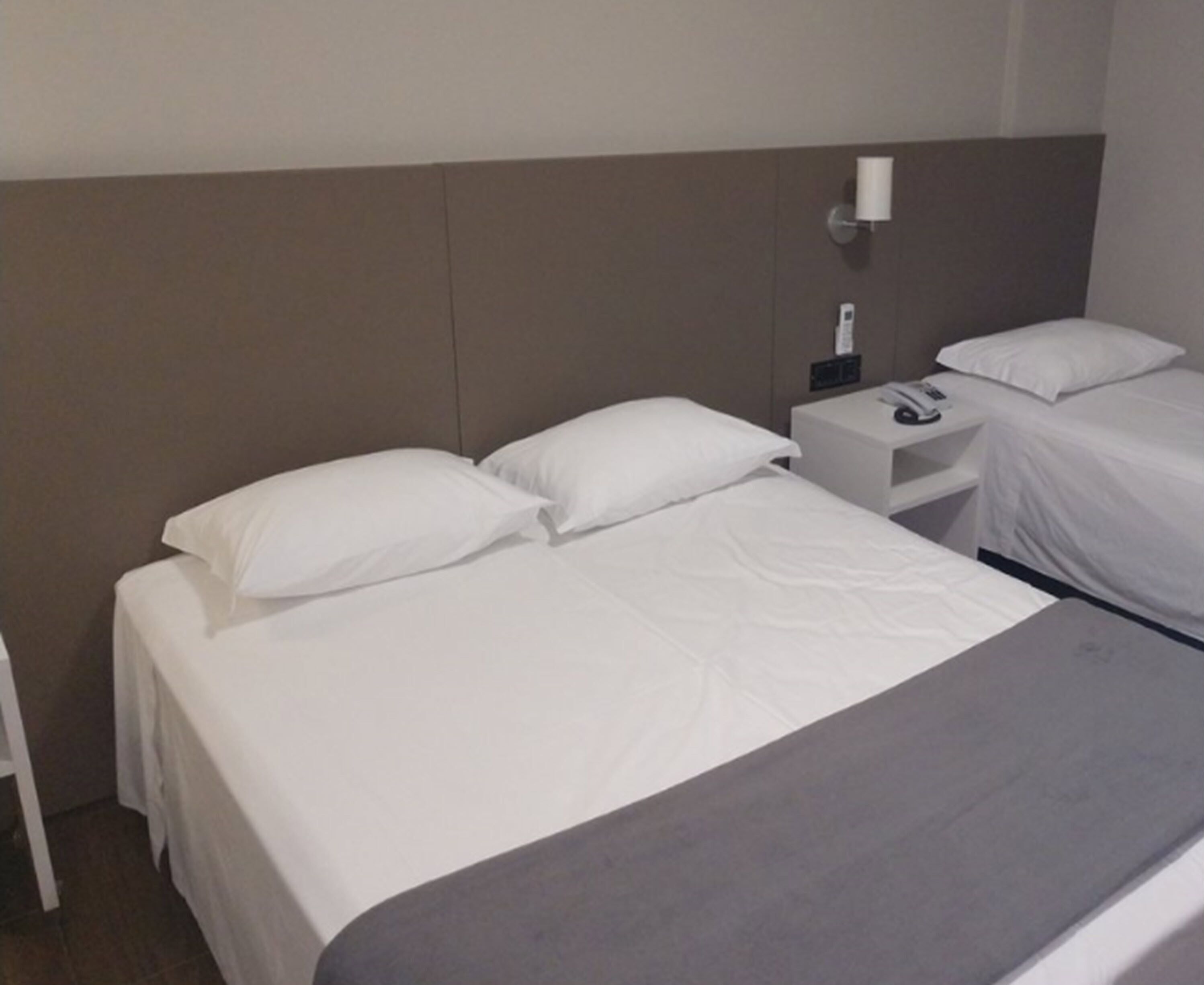 Ropa de cama de alta calidad y minibar 