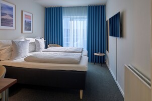 Economy tweepersoonskamer | Luxe beddengoed, een laptopwerkplek, verduisterende gordijnen