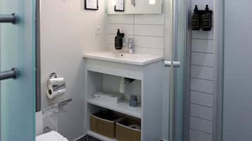 Standard Petit | Bathroom | Shower, rainfall showerhead, free toiletries, hair dryer