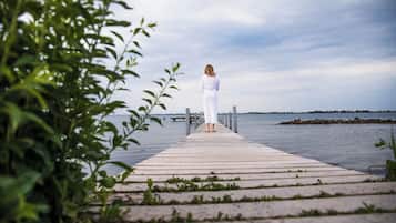 En privat strand, volleyball, strandbarer