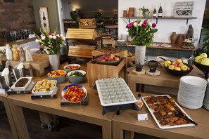 Dagelijks ontbijtbuffet (DKK 125 per persoon)