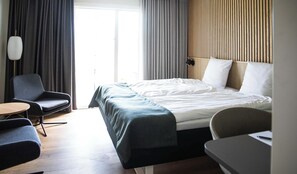 Standard | Premium bedding, laptop workspace, blackout drapes, free WiFi