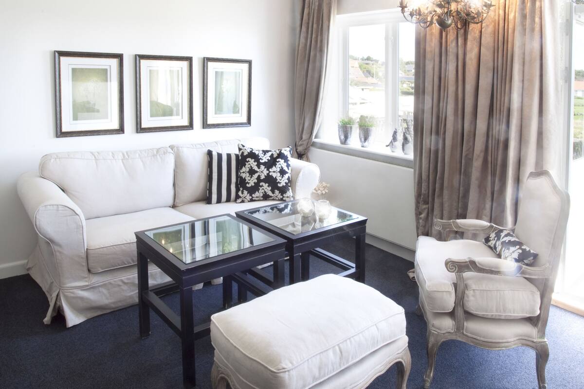 Suite | Living room | 49-inch flat-screen TV with cable channels, TV