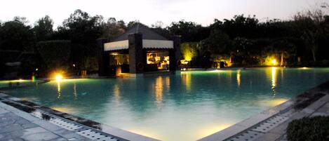 Una piscina al aire libre