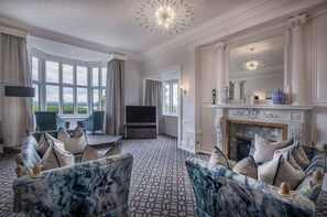 Windor Suite 3 Bedroom Private Hot Tub | Living area