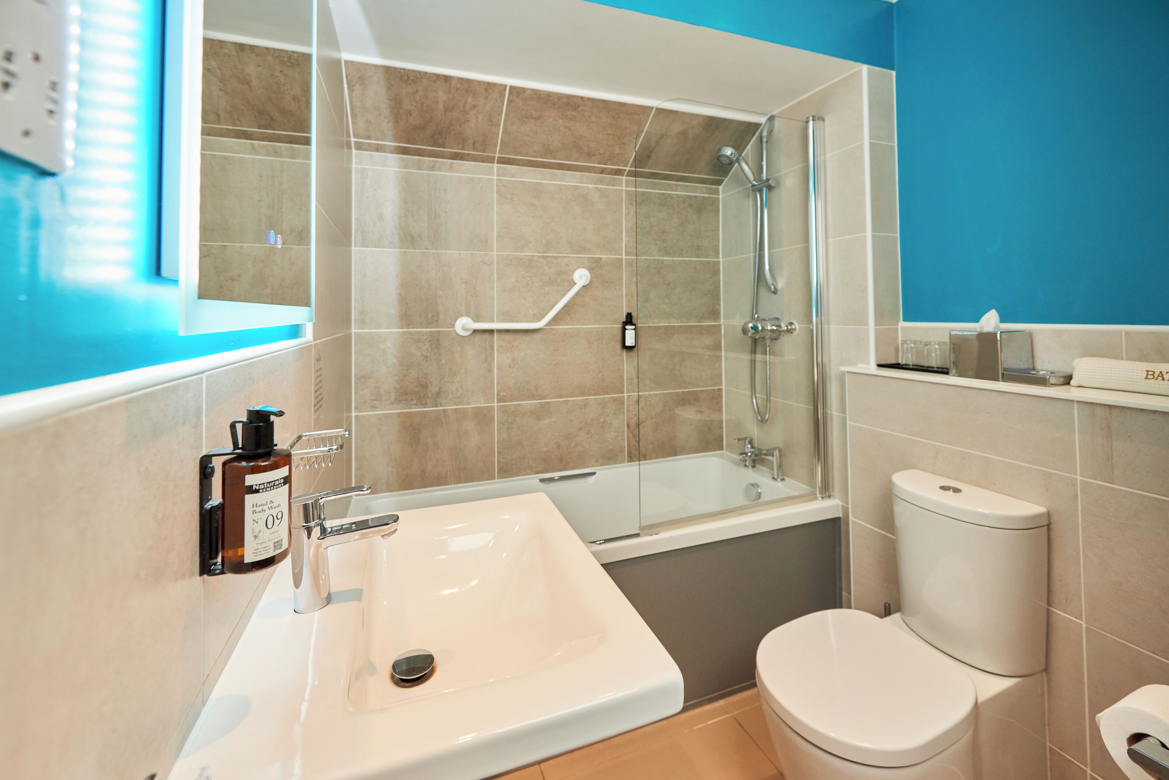 Une salle de bain moderne avec une baignoire, un lavabo et des toilettes.