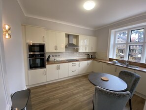 Premium Main Hall Apartment - 2 Bedroom | Eigene Küche