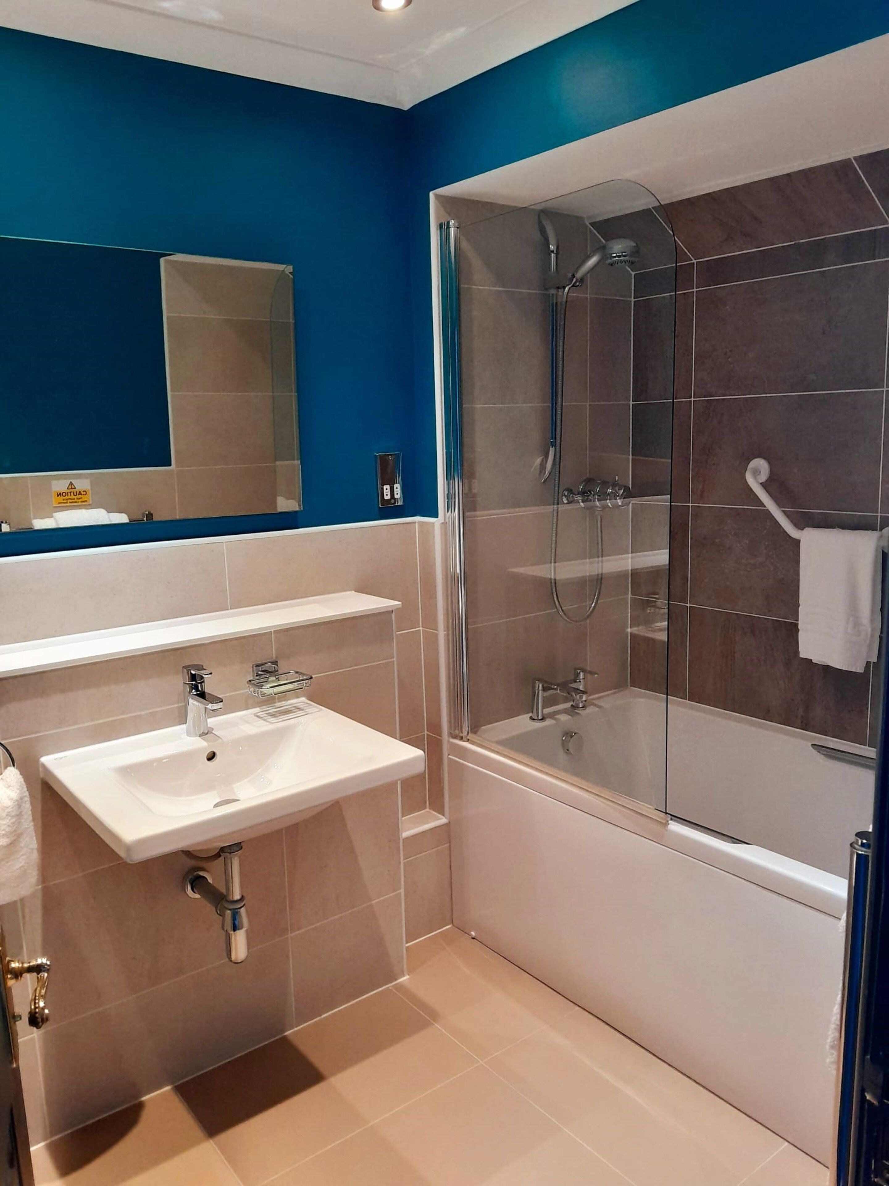 superior apartment 2 bedroom & sofa bed | bathroom | combined shower/bathtub, free toiletries, hair dryer, towels