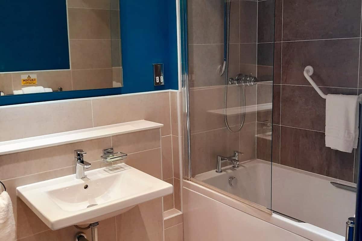 superior apartment 2 bedroom & sofa bed | bathroom | combined shower/bathtub, free toiletries, hair dryer, towels
