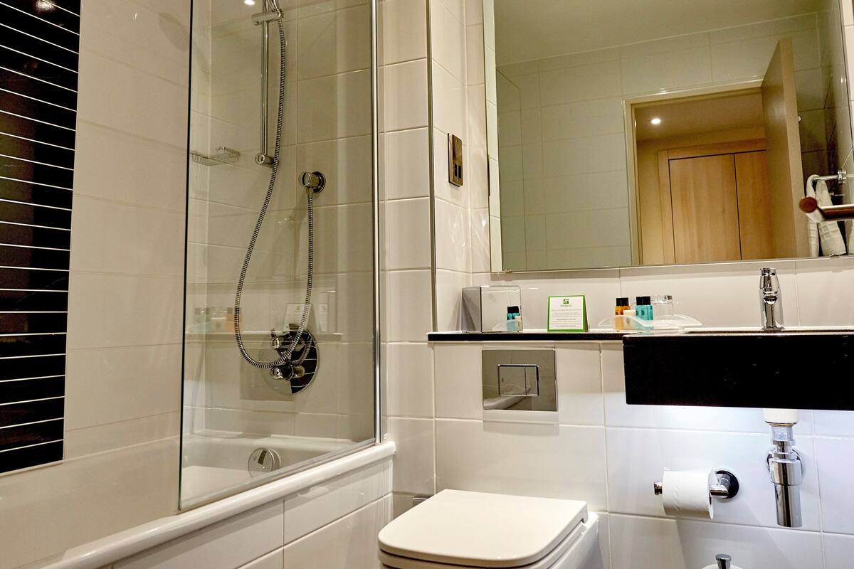 bathtub, hair dryer, towels