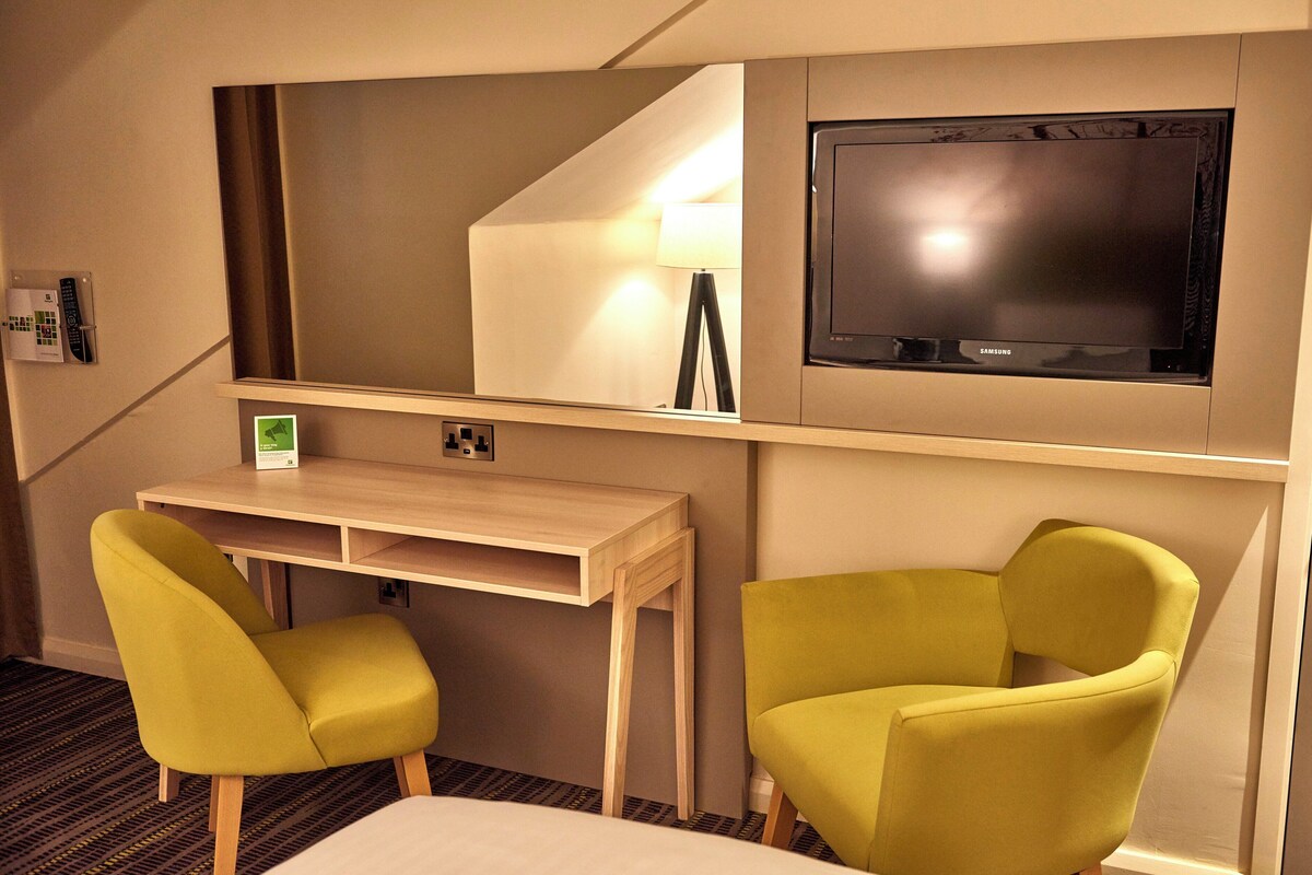 Minibar, in-room safe, desk, laptop workspace