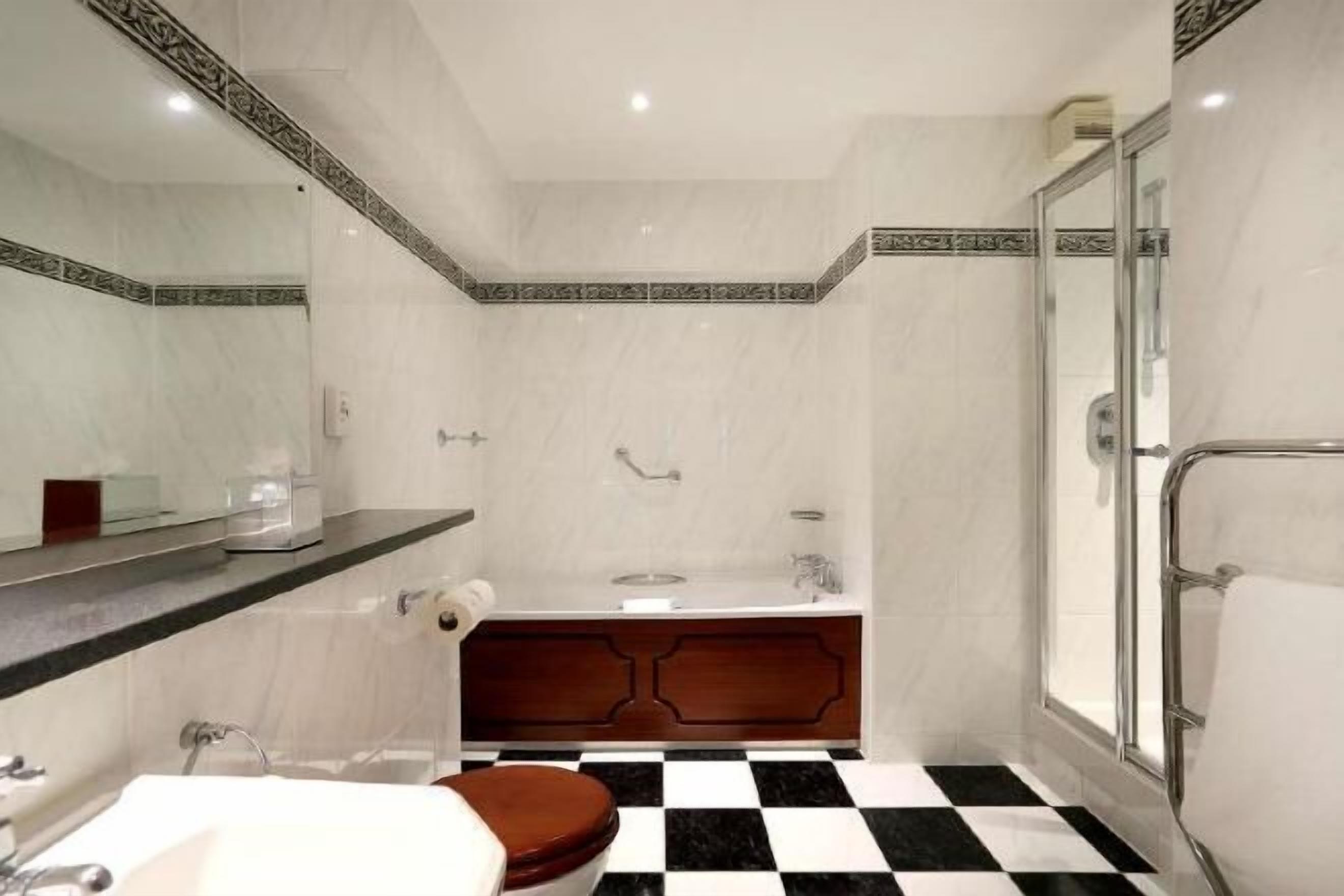 Articles de toilette gratuits, sèche-cheveux, serviettes fournies