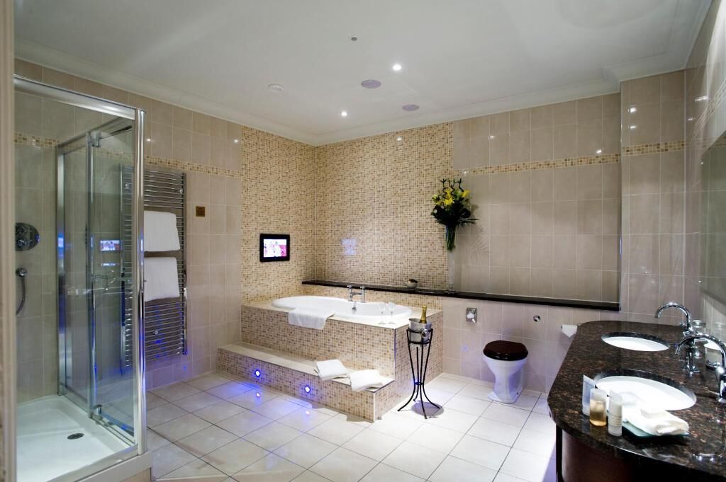 superior suite, 1 double bed (super deluxe suite) | bathroom | free toiletries, hair dryer, towels