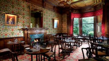 Breakfast, lunch, dinner served; British cuisine