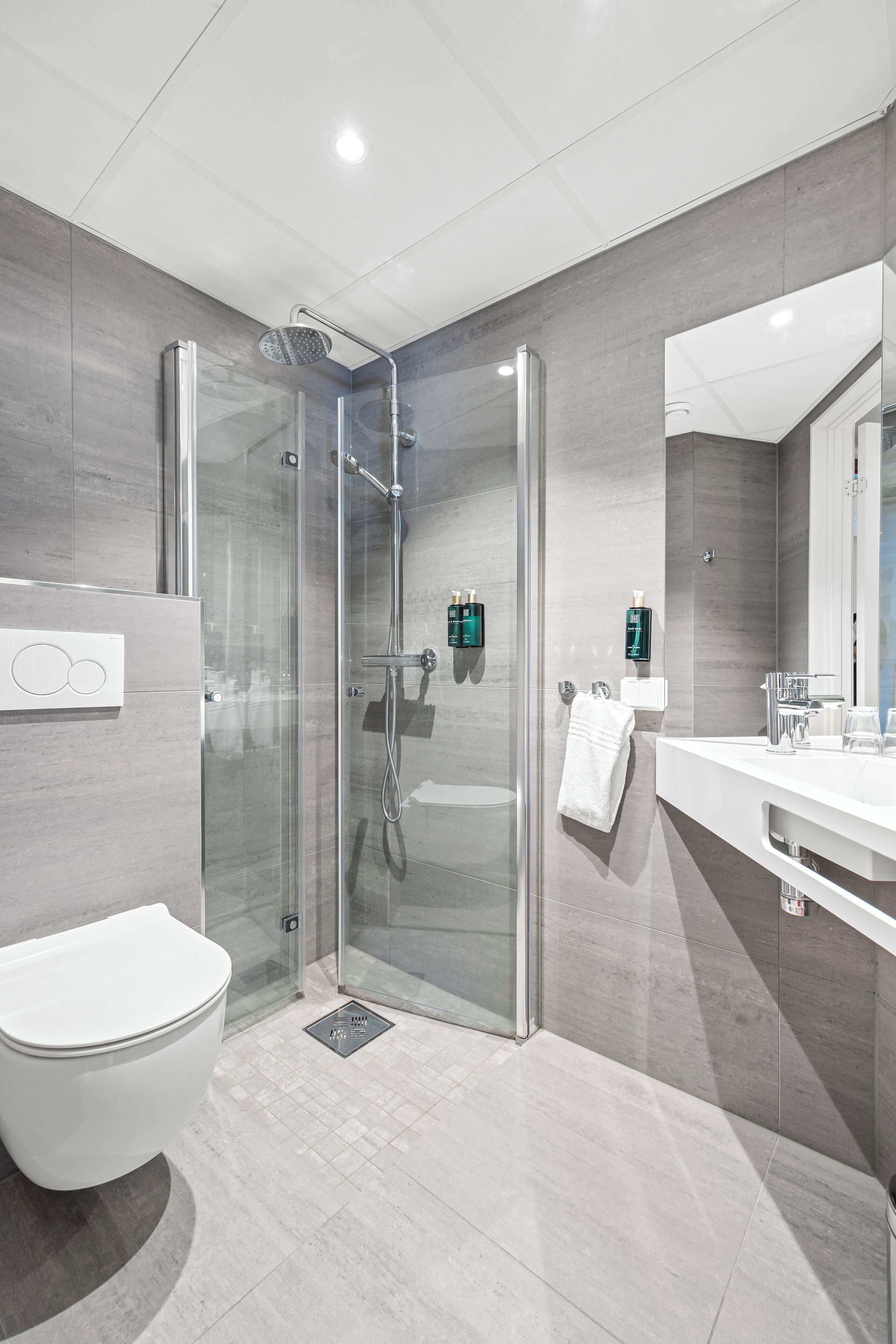 single room (compact) | bathroom | shower, free toiletries, hair dryer, heated floors