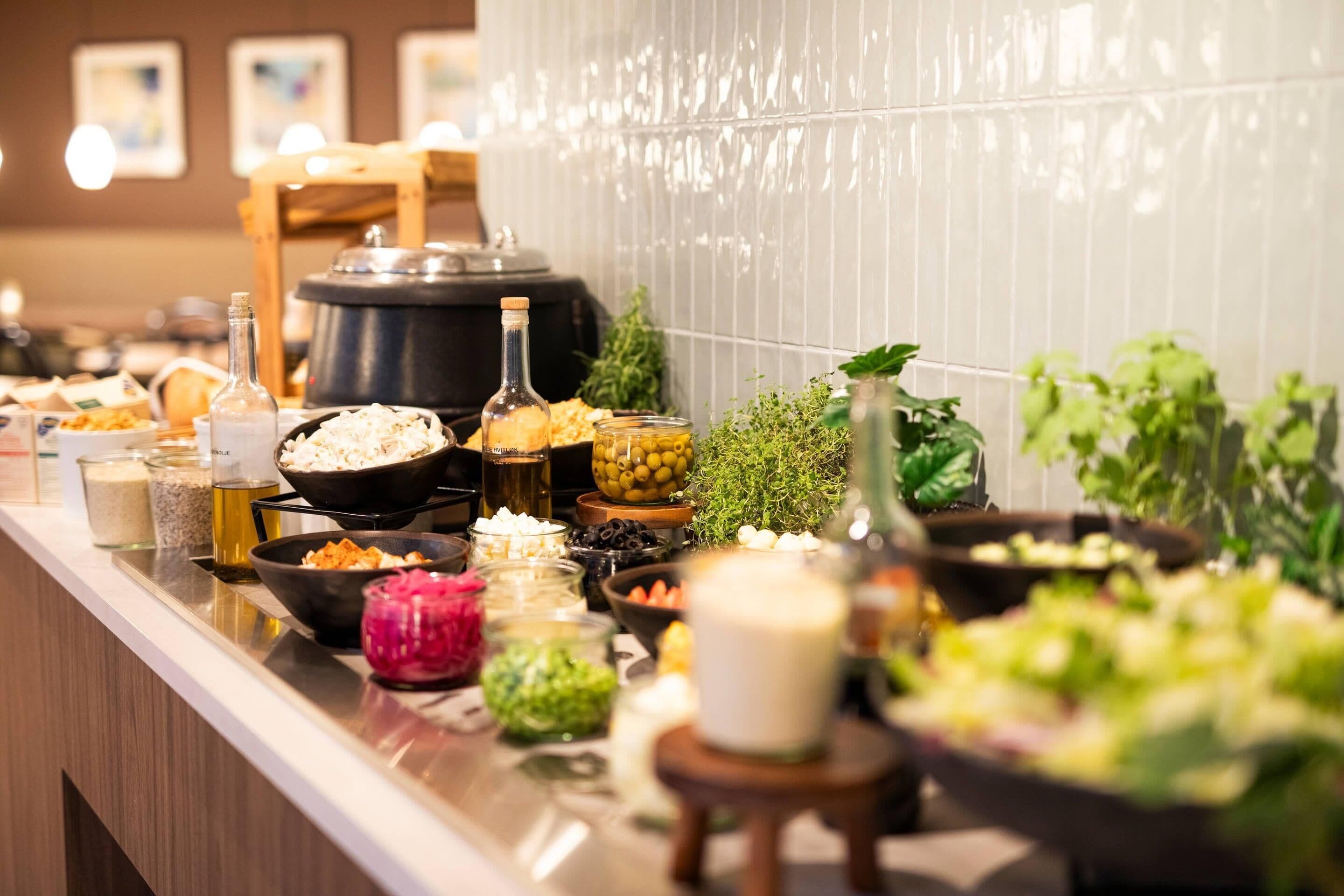 Un tavolo per buffet con diversi cibi e condimenti.