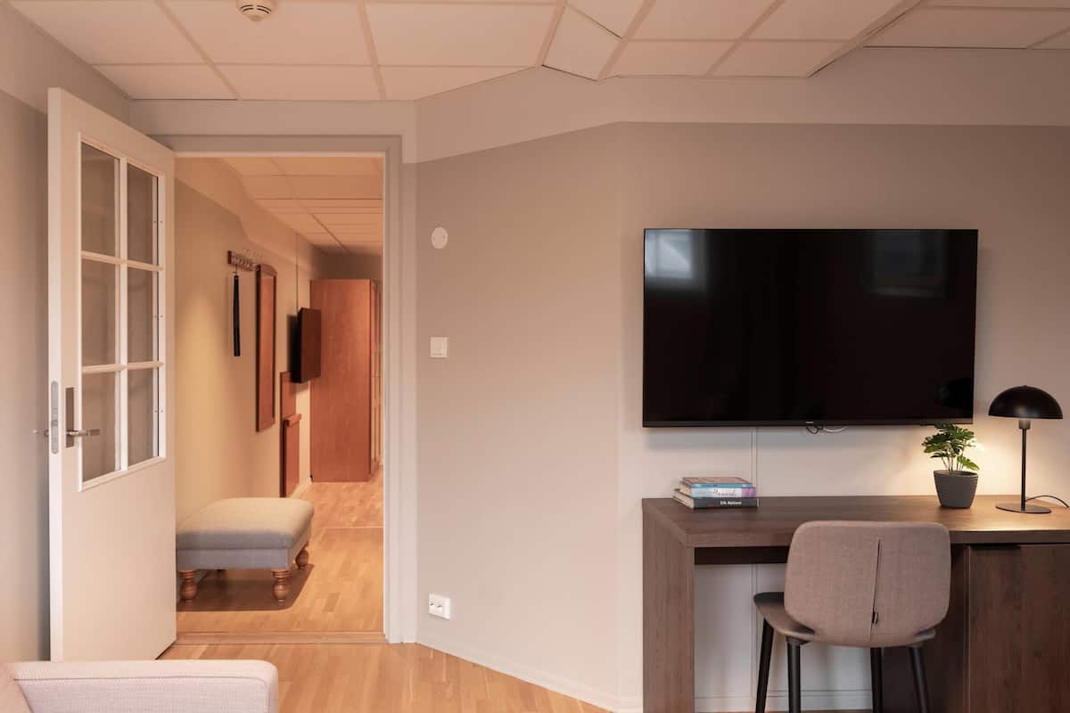 Escritorio, cunas, wifi gratis y ropa de cama