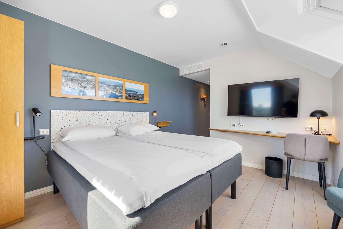 Room, 1 Queen Bed, Non Smoking | 1 bedroom, desk, cribs/infant beds, free WiFi