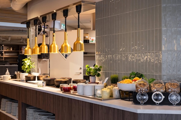 Café da manhã com buffet grátis todos os dias