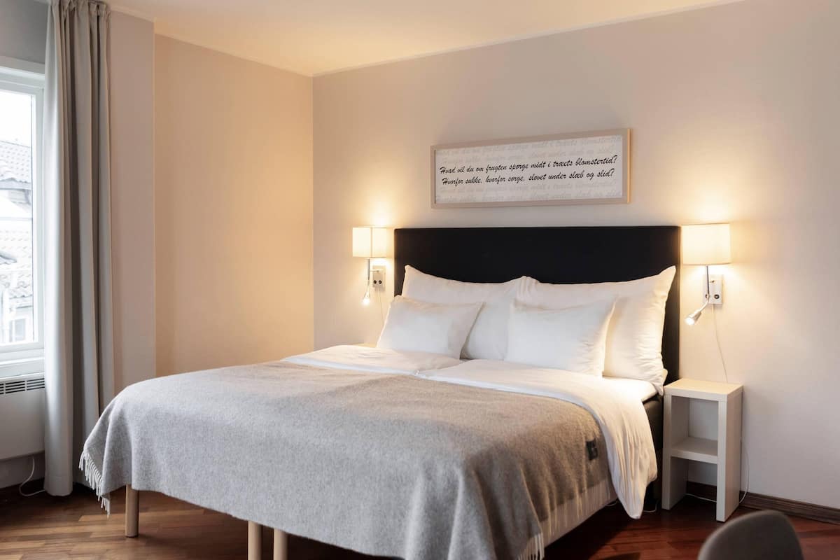 Escritorio, cunas, wifi gratis y ropa de cama