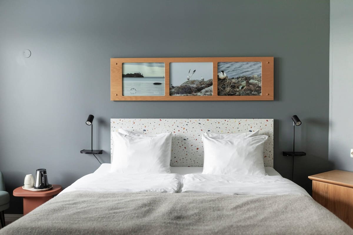 Escritorio, cunas, wifi gratis y ropa de cama