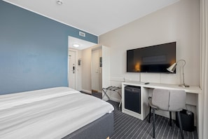 Escritorio, cunas, wifi gratis y ropa de cama