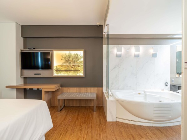 Suite superior, 1 cama King size | 1 habitación, minibar, caja de seguridad en la habitación y escritorio 