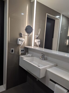 1 quarto, frigobar, cofres nos quartos, escrivaninha