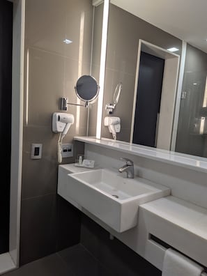 1 quarto, frigobar, cofres nos quartos, escrivaninha