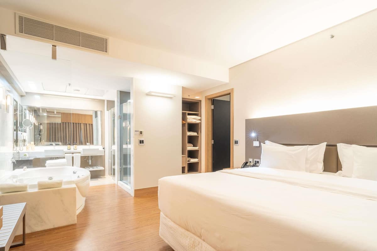 ห้องซูพีเรียสวีท, เตียงคิงไซส์ 1 เตียง | 1 ห้องนอน, มินิบาร์, ตู้นิรภัยในห้องพัก, โต๊ะทำงาน
