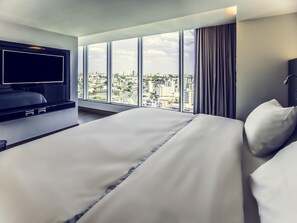 1 quarto, frigobar, cofres nos quartos, escrivaninha