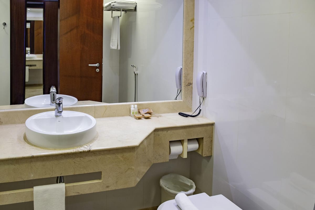 1 quarto, frigobar, cofres nos quartos, escrivaninha