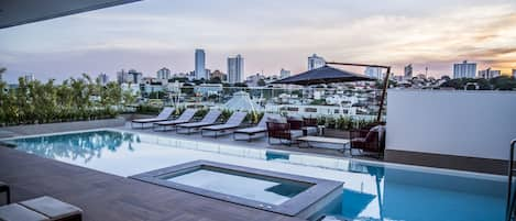 Una piscina al aire libre