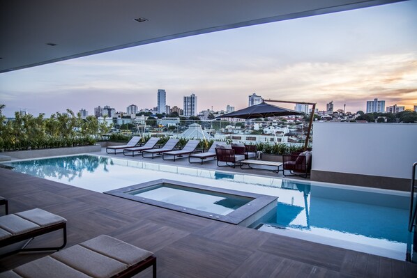 Una piscina al aire libre